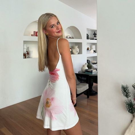 RENTING WITH ELLE - Dress Hire NZ | The Citrus Poppy Mini dress by With Harper Lu. —> Size S (fits sizes 6-8) • $60 to rent • RRP $250 • Rental price includes return… | Instagram Beach Vacation Style, Girl Streetwear, Elegant Bodycon Dress, Dirndl Outfit, Slim Bodycon Dress, Streetwear Girl, Bandeau Tops, 1920s Flapper Dress, White Bodycon Dress