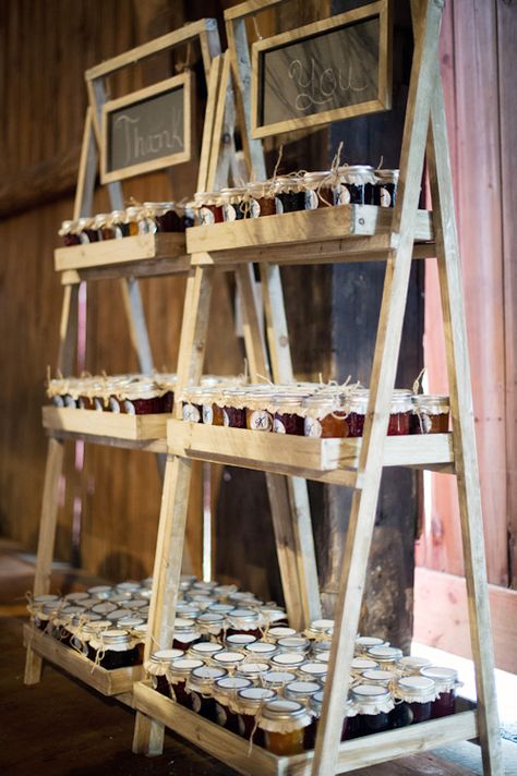 Jam favors from a barn wedding - great ladder display! #wedding Honey Display Ideas, Honey Display, Bee Projects, Favor Display, Jam Favors, Sweet Wedding Favors, Sandwich Bar, Barn Parties, Tackle Shop