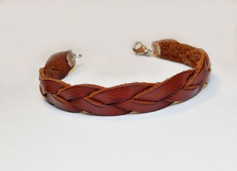 Faite vous même votre bracelet en cuir tressé Braided Leather Bracelet As Gift, Gift Leather Braided Bracelets, Magic Braid Leather Bracelet, Gents Shirt Design, Braid Leather Diy, Wristband Diy, Brown Leather Braided Bracelet, Leather Rings, Gents Shirts