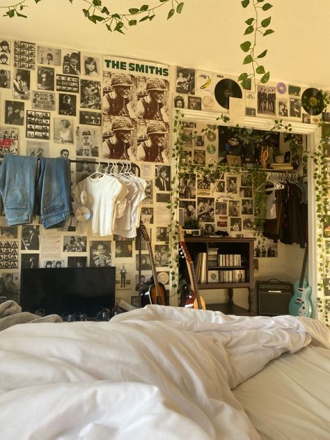 Bedroom With Lots Of Posters, Room Ideas With Posters, Room Full Of Posters, Rock Room Aesthetic, Poster Bedroom Ideas, Room Wall Decor Bedroom, Home Decor Wallpaper, Cool Kids Bedrooms, Chill Room