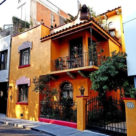 Mexican House Exterior, Houses In Mexico, Townhouse Exterior, Home Styles Exterior, Narrow Lot House, Apartment Exterior, Mexico House, Mexico Hotels, House Design Pictures