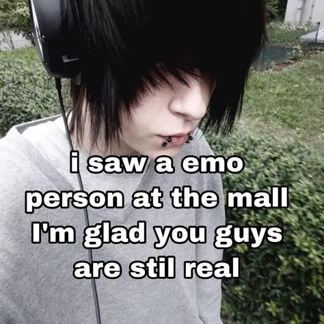 Emo Cringe, Feminism Humor, Emo People, Scene Goth, Mcr Memes, Emo Memes, Rawr Xd, Emo Kid