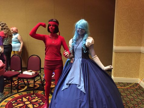 Amazing Ruby and Sapphire Cosplays from Geek-Kon 2015, they were adorable on the Ask Beach City Panel!! Ruby And Sapphire Cosplay, Sapphire Cosplay, Su Cosplay, Ruby And Sapphire, Beach City, Halloween Stuff, Blue Diamond, Steven Universe, Mermaid Formal Dress