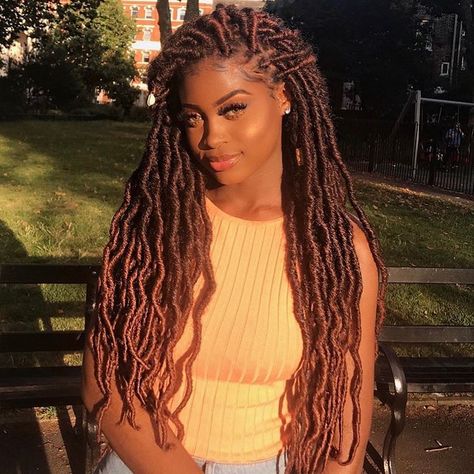 #curlyfauxlocs Tranças Faux Locs, Soft Locs Hairstyle, Crochet Locs Hair, Long Faux Locs, Soft Locs Crochet, Box Braids Pictures, Crochet Braids Hair, Soft Locs, Locs Crochet