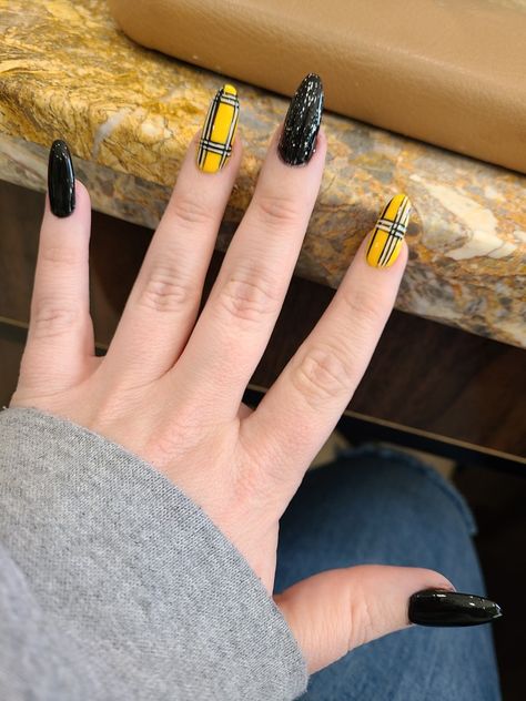 Yellow Plaid from Clueless Cher Yellow Plaid Nails, Clueless Nails, Potter Nails, Harry Potter Nails, Clueless Cher, Plaid Nails, Yellow Nails, Yellow Plaid, Clueless