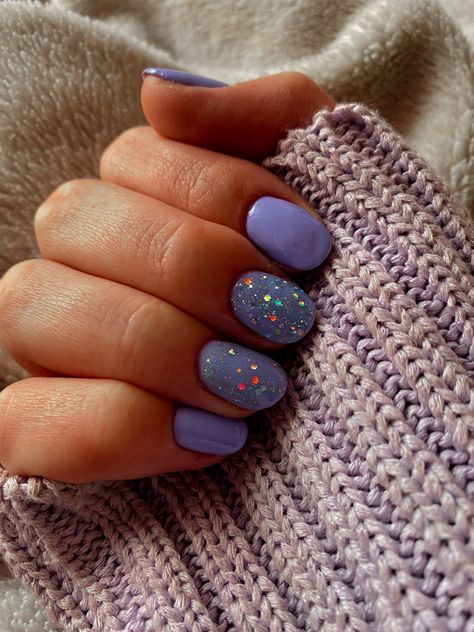 Lilac nails with glitter Short Oval Nails Designs Purple, Short Amethyst Nails, Lilac Winter Nails, Lilac Shimmer Nails, Lilac Sparkle Nails, Lilac Purple Nails Short, Purple Nails With Accent Nail, Lilac Nails Short, Lilac And Blue Nails