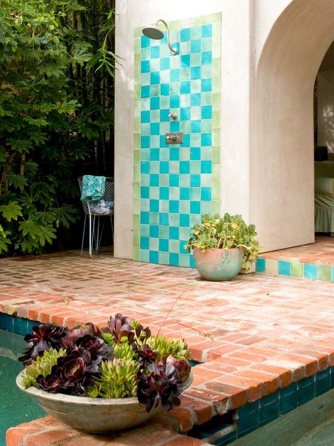 turquoise-green-tile-outdoor-shower-0ZSbUeBy4Qy9Dl6aVwzXlU Outdoor Shower Ideas, Outdoor Toilet, Wooden Trellis, Outdoor Showers, Pool Shower, Garden Shower, Outdoor Bath, Toilet Room, Brick Pavers