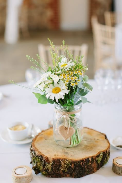 Daisy Wedding Centerpieces, Rustic Wedding Table Decor, Simple Wedding Flowers, Rustic Wedding Decorations, Deco Champetre, Daisy Wedding, Rustic Wedding Table, Rustic Wedding Centerpieces, Whimsical Wonderland Weddings