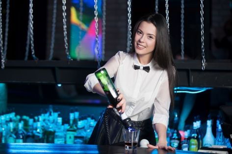 Camarera sonriendo preparando una copa | Free Photo #Freepik #freephoto Female Bartender, Brown Apron, Hand Dress, Night Bar, American Bars, Alcoholic Cocktails, Wedding Planning Websites, Typography Poster Design, Cocktail Making