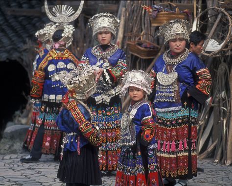 Miao Costume, Langde, Guizhou 2003 | peace-on-earth.org | Flickr Hmong Dress, Cultural Anthropology, Hmong Fashion, Asian Image, Hmong Clothes, First Peoples, Folk Dresses, Hat Women, Peace On Earth