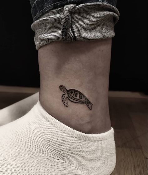 Tattoos Sea, Tattoos Turtle, Sea Turtle Tattoos, Ankle Tattoo Men, Unique Tattoos Black Women, Tattoo Mom, Turtle Tattoos, Sea Turtle Tattoo, Small Matching Tattoos