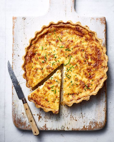 Cheese and onion quiche - Perfect for picnics - delicious. magazine Baking Challenge, Tomato Quiche, Onion Quiche, Quiche Lorraine Recipe, Buttery Pie Crust, Classic French Dishes, Cheese Quiche, Cheese Tarts, Breakfast Quiche