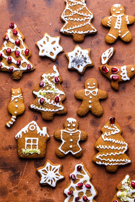 vegan gingerbread cookies baking tray Gingerbread Cookies Easy, Winter Cookies Recipes, Vegan Gingerbread Cookies, Lazy Cat Kitchen, Yummy Christmas Treats, Vegan Gingerbread, Cat Kitchen, Christmas Gingerbread Cookies, Ginger Bread Cookies Recipe