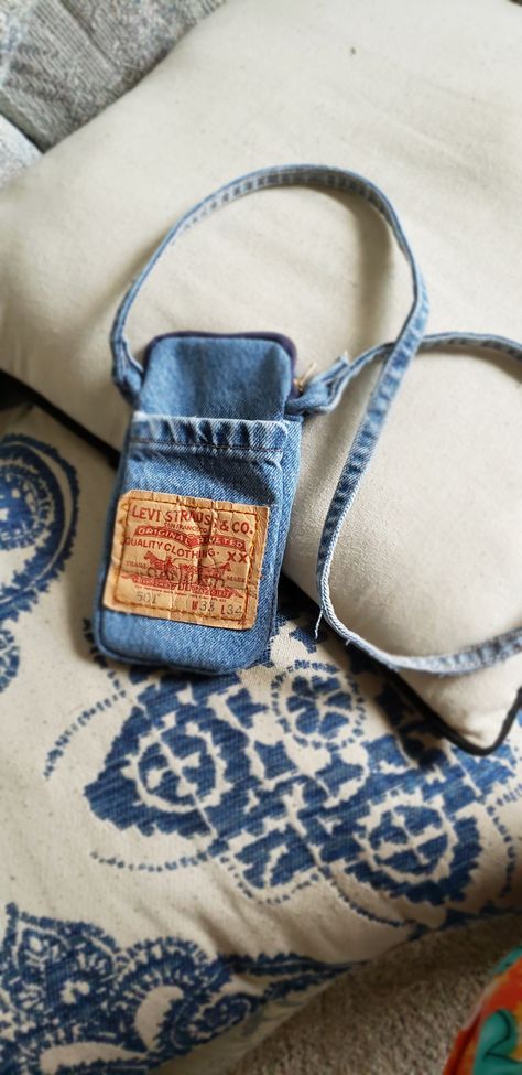 Recycled Denim Projects Old Jeans Diy Crafts, Purse Upcycle Diy, Demin Purses Recycle Jeans, Diy Denim Purse Old Jeans, Denim Wallet Diy Old Jeans, Denim Handbags Diy Old Jeans, Old Jeans Recycle Ideas, Denim Purse Outfit, Denim Purses And Bags Old Jeans