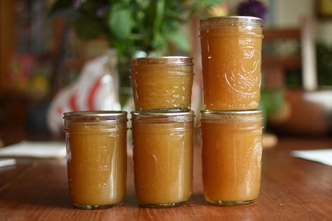 A few weeks ago, I wrote about my Pear Vanilla Caramel Sauce class that I taught this last weekend at Lampeter Cafe (big thanks to everyone who came out and joined me). A number of you got in touch, saying that you were too far away to make the class, but would I share the … Paleo Caramel, Pear Caramel, Canning Pears, Food In Jars, Pear Sauce, Salted Caramel Recipes, Caramel Pears, Pear Butter, Canning Jam