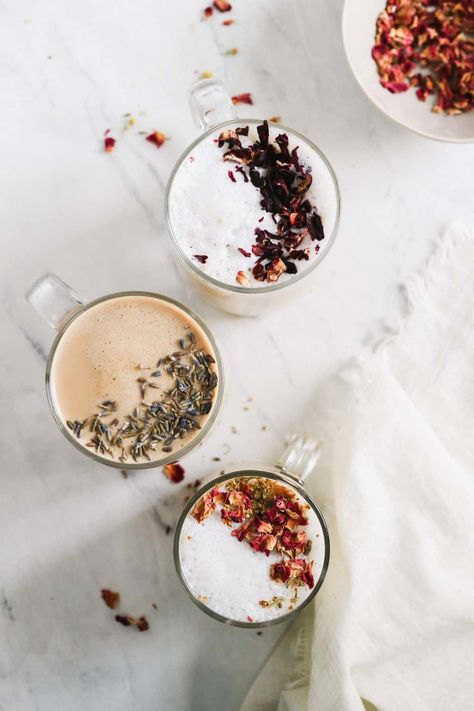 3 Floral Latte Recipes Smoothie Supplements, Flower Cafe, Oatmeal Bowls, Vanilla Latte, Latte Recipe, Healthy Smoothie, Healing Herbs, Chia Pudding, Natural Sweeteners