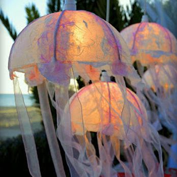 JellyFish Lamps!!!! Jellyfish Lights, Jellyfish Lantern, Diy Jellyfish, Summer Night Party, Diy Luminaire, Jellyfish Light, Jellyfish Craft, Diy Lampe, Beach Room