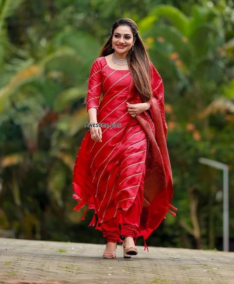 Churidar Designs Party Wear, Model Churidar Designs, Red Churidar Designs, New Model Churidar Designs, Rimi Tomy, Red Churidar, Kurtis Design, Kurtis Designs, Stylish Kurtis