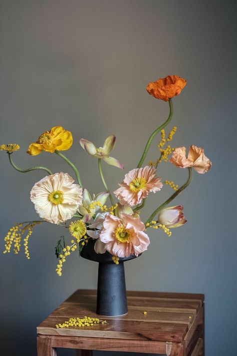 Japanese Floral Arrangements, Kenzan Flower Arrangement, Japanese Flower Arrangement, Arreglos Ikebana, Ceramic Flower Vase, Ikebana Arrangements, Ikebana Flower Arrangement, Boquette Flowers, Flower Vase Arrangements