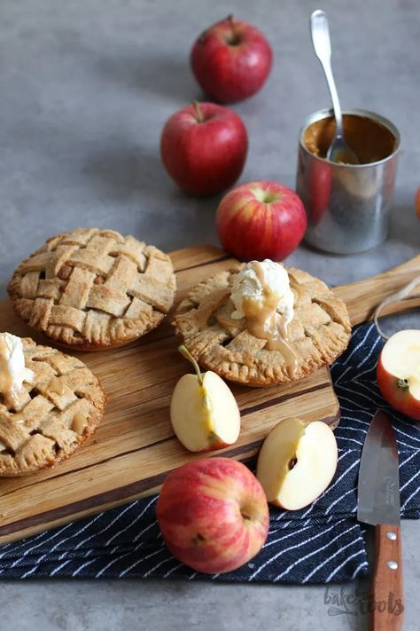 Mini Caramel Apple Pies | Bake to the roots Apple Pie Photography, Mini Caramel Apple Pies, Small Apple Pies, Caramel Apple Pies, Small Pies, Mini Caramel Apples, Mini Apple Pies, Baked Apple Pie, Dessert Photography