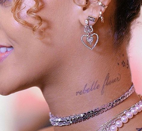 Rihanna Neck Tattoo, Rhianna Tattoos, Tattoo Rihanna, Rihanna Jewelry, Street Style Rihanna, Rihanna Tattoo, Pocket Watch Tattoos, Tattoo Chest, Geometric Tattoo Arm