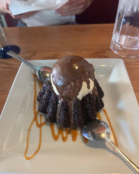 summer 24’ Chilis Restaurant, Molten Lava Cakes, Chocolate Lava Cake, Lava Cake, Healthy Desserts Easy, Japanese Dessert, Lava Cakes, Dessert Food, Yummy Eats