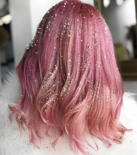 Hair Glitter: How to Wear the Trend in Real Life Hair Glitter Ideas, Nye Hairstyles, Glitter Ideas, Trendy We Fryzurach, Hair Glitter, Hair Tinsel, Festival Hair, Glitter Hair, Grunge Hair