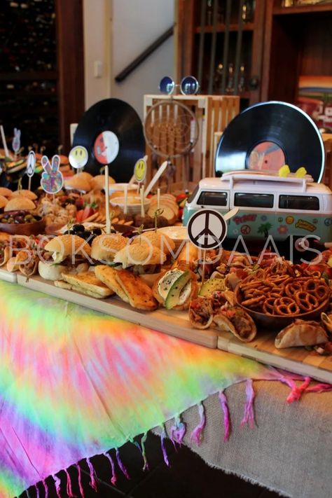 Hippi Theme Party, 1960 Party Decorations, Groovy Party Theme Adults, 60s Party Food Ideas, 70s Birthday Party Food, Flower Power Food Ideas, Hippie Party Games For Adults, Food For Groovy Party, Woodstock Party Food