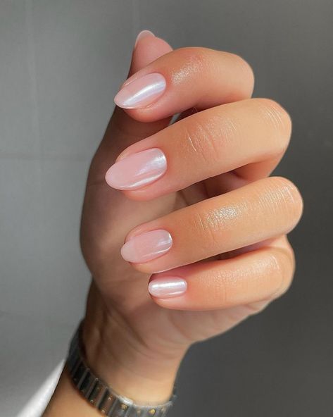 33 Hailey Bieber Glazed Donut Nails : Trendy Pearl Chrome Nails 1 - Fab Mood | Wedding Colours, Wedding Themes, Wedding colour palettes Spring Nail Trends, Glazed Donut, Aesthetic Nails, Her Nails, Pearl Nails, Vacation Nails, Nails Polish, Nails 2024, Neutral Nails