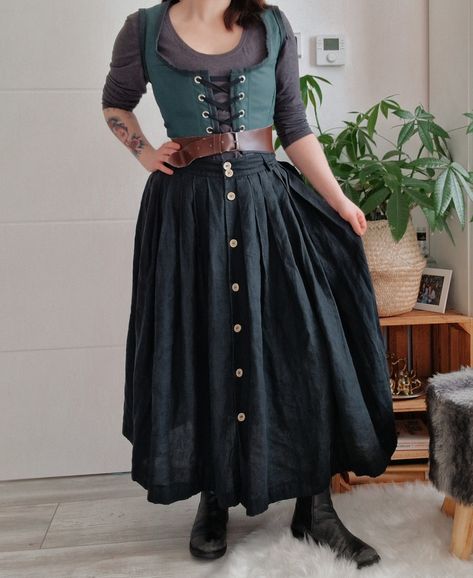 Sewing vintage lacing bodice historical cottagecore diy hobbit style Lady Hobbit Costume, Hobbit Bodice, Diy Hobbit Costume, Hobbit Costume Female, Hobbit Core Outfits, Rennaisance Faire Outfit Diy, Hobbit Outfit Female, Diy Bodice, Plus Size Ren Faire Costume