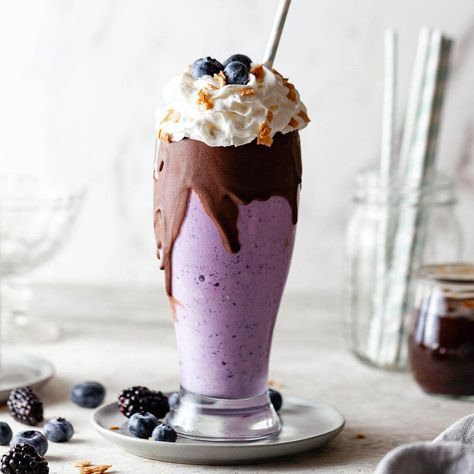 Old Fashioned Vanilla Ice Cream, Berry Milkshake, Ice Cream Dessert Recipes, Frozen Dessert Recipes, Blackberry Chocolate, Ice Cream Dessert Recipe, Organic Ice Cream, Chocolate Fudge Sauce, Blueberry Chocolate