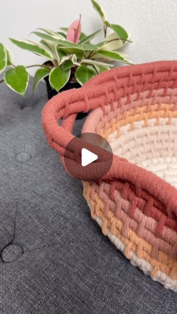 Macrame Bowls Rope Basket, Square Rope Basket Diy, Paracord Basket, How To Make A Basket, Basket Making Ideas, Diy Crochet Rope Basket, Crochet Basket Tutorial, Coil Basket, Macrame Basket