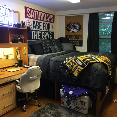 Single Double Dorm Room Ideas, Single Dorm Room Ideas For Guys, Single Room Decoration Ideas For Men, College Guy Room Ideas, Guys Door Room Ideas, Dorm Decorations For Guys, Uni Room Ideas Uk Men, Single Room Ideas Men, Single Room Design For Men