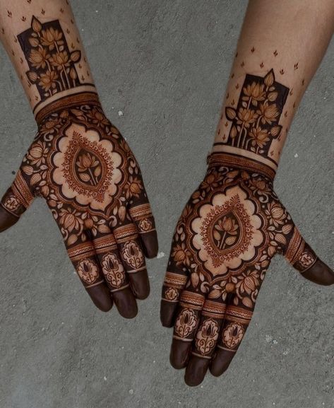 Rose Mehndi Designs Back Hand Full, Latest Trending Mehndi Designs, Henna Beginners, Lotus Mehndi Design, Karwachauth Mehndi, Latest Mehndi Designs Wedding, Mehndi Event, Hena Designs, Mehndi Ideas