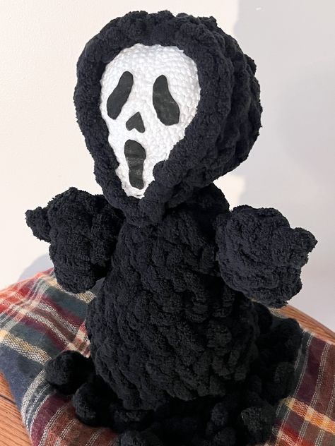 Soft chunky crochet ghost face doll  About 18 inches tall Crochet Scream Doll, Horror Movie Crochet, Crochet Ghost Face, Ghost Face Crochet, Crochet Ideas Plushies, Crochet Stuffys, Sarah Day, Crochet Ghost, Scream Mask