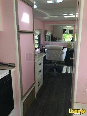 Miss Call, Mobile Nail Salon, Mobile Hair Salon, Mobile Beauty Salon, Beauty Van, Home Hair Salons, Hair Salon Design, Hair And Nail Salon, Mobile Beauty