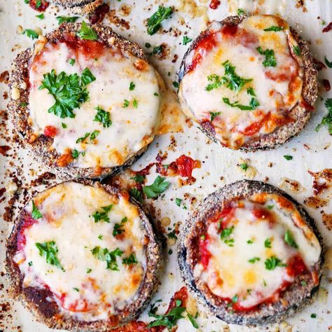 Easy Keto Eggplant Parmesan - Healthy Recipes Blog Keto Eggplant Parmesan, Gluten Free Eggplant Parmesan, Keto Eggplant, Fried Eggplant, Eggplant Parmesan, Healthy Food Blogs, Meatless Monday, Easy Keto, Easy Baking