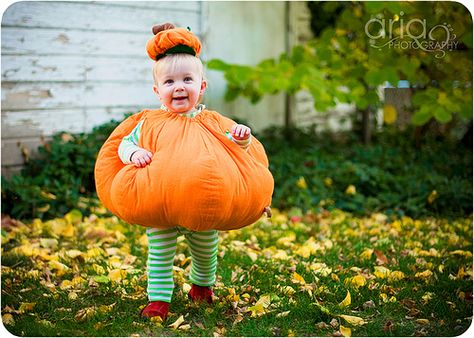 little pumpkin costume Toddler Pumpkin Costume, Diy Baby Halloween Costumes, Baby Pumpkin Costume, Baby Pumpkin, Pumpkin Halloween Costume, Baby Kostüm, Diy Halloween Costumes Easy, Cheap Halloween, Pumpkin Costume