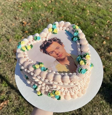 Harry Styles Cake, One Direction Cakes, Harry Styles Birthday, Bolo Vintage, Vintage Birthday Cakes, Harry Birthday, Pastel Vintage, Harry Styles Aesthetic, Harry Styles Wallpaper