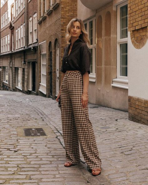 Checked Trousers Women, Classy But Cool Outfits, Stylish Professional Outfits Women, Womens Trousers Outfits, Check Trousers Outfit, Fall Trousers Outfit, Summer Trousers Outfits, Check Pants Outfit, Summer Professional Outfit