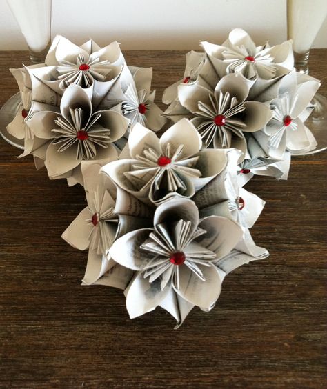 white_kusudama Gifts For Sister In Law, Angels Diy, Božićne Dekoracije, Book Ornaments, Diy Tree Decor, Flowers Real, 3d Quilling, Christmas 3d, Diy Tree