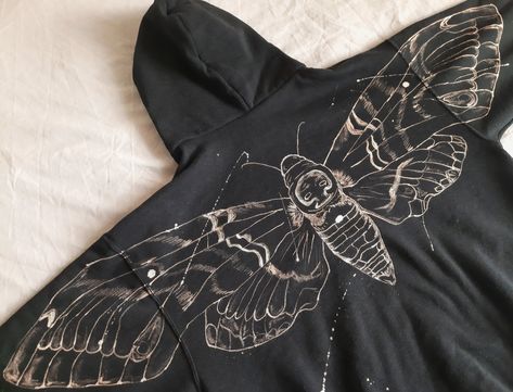 Black Sweater Bleach Design, Butterfly Bleach Hoodie, Sweater Bleach Art, Sweatshirt Bleach Design, Bleach Sweater Design, Bleach Sweater Ideas, Black Hoodie Bleach Design, Moth Bleach Design, Bleach Painting Sweatshirt