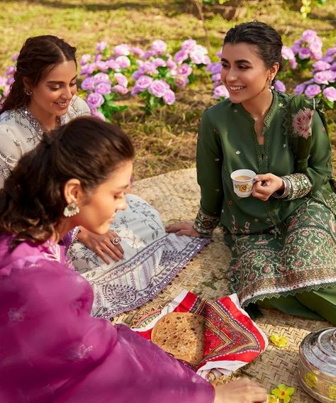 Kurti Shoot Ideas, Desi Picnic, Eid Photoshoot, Saree Shoot, Tea Party Attire, Asian Wedding Dress Pakistani, South Asian Aesthetic, Pakistani Culture, Bff Poses