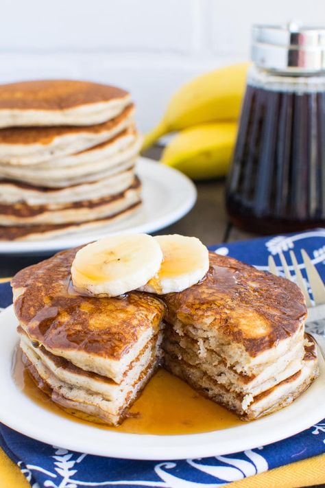 Easy Banana Pancakes can be frozen for the next day. Either microwave or toast to warm up. Reeses Cookies, Pancakes Banana, Easy Pancakes, Easy Banana Pancakes, Dutch Babies, Easy Breakfasts, Best Pancake Recipe, Banana Pancakes Recipe, Banana Slices