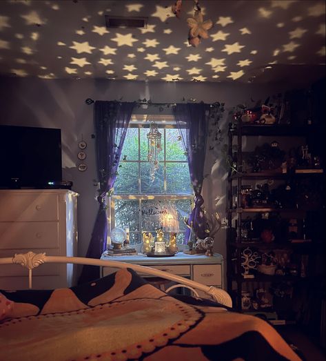 Starry Room Decor, Bachelor Studio Apartment, Starry Room, Hippie Bedroom Decor, Cute Bedroom Decor, Pretty Room, Dream Room Inspiration, Cozy Room, Room Ideas Bedroom