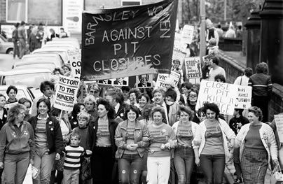 By February 1985, the Miners Strike by now almost one year old, The Women Against Pit Closures movement announced that they had raised £70,000 after an appeal to help striking miners’ families.  (Pic; The Miners' Strike on Twitter)  #history #politics #education #protest #culture #1980s Research Notes, Racial Segregation, Equal Rights Amendment, School Meals, Billy Elliot, Gender Roles, Womens March, Women’s Rights, Coal Mining