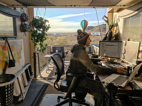 If you’ve ever longed for an office with a view, take a look at these RV workspaces. Maybe you’ll find inspiration to take your life on the road and have an ever changing view from your RV office. Off Road Van Camper, Vanlife Workspace, Rv Office Space Ideas, Rv Office, Van Office, Office Space Ideas, Office With A View, Caravan Home, Mobile Workshop