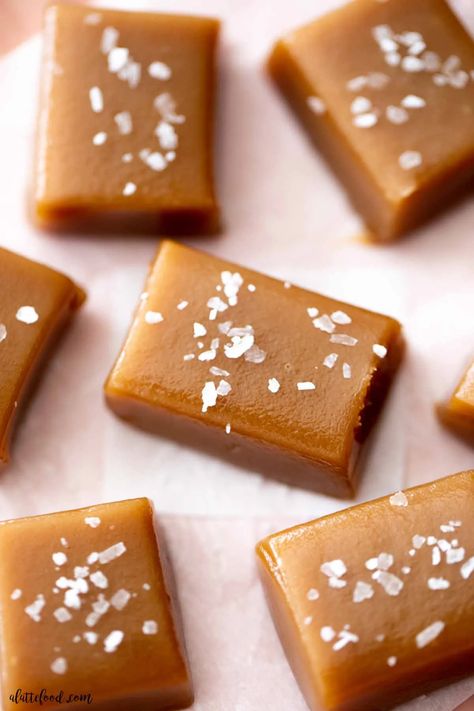 Homemade Caramel Candy, Microwave Caramels, Alas Tattoo, Ruby Chocolate, Salted Caramel Fudge, Condensed Milk Recipes, Caramel Fudge, Soft Caramel, Caramel Candy