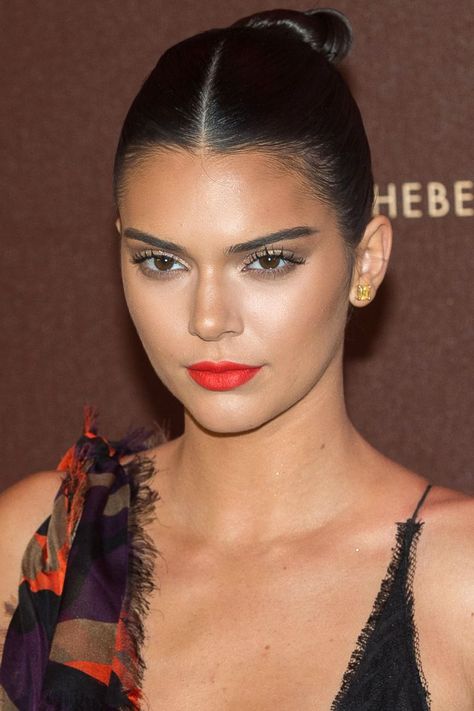 10 Best Middle Part Hairstyles - Chic Ways to Wear a Center Hair Part Hairstyles Kendall Jenner, Slick Back Hairstyles, Center Part Hairstyles, Kendall Jenner Hair, Jenner Hair, Middle Part Hairstyles, Low Bun Hairstyles, Make Up Inspiration, Slick Back