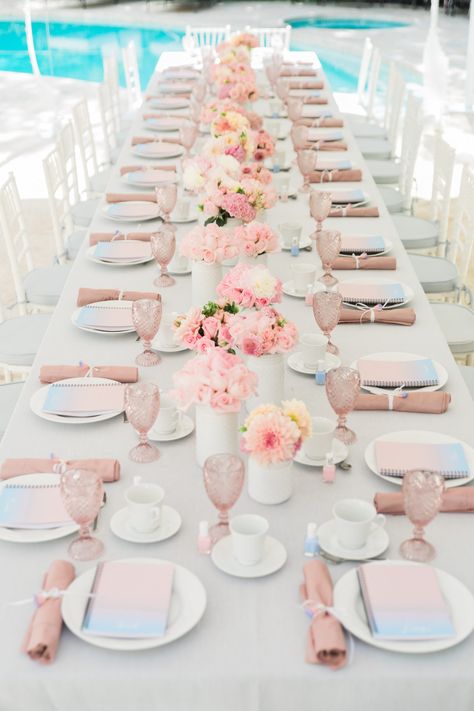 Flower Arrangements Bouquets, Blush Bridal Showers, Bridal Shower Inspo, Tafel Decor, Themed Bridal Shower, Bridal Shower Tables, Bridal Shower Inspiration, Classic Party, Pink Bridal Shower